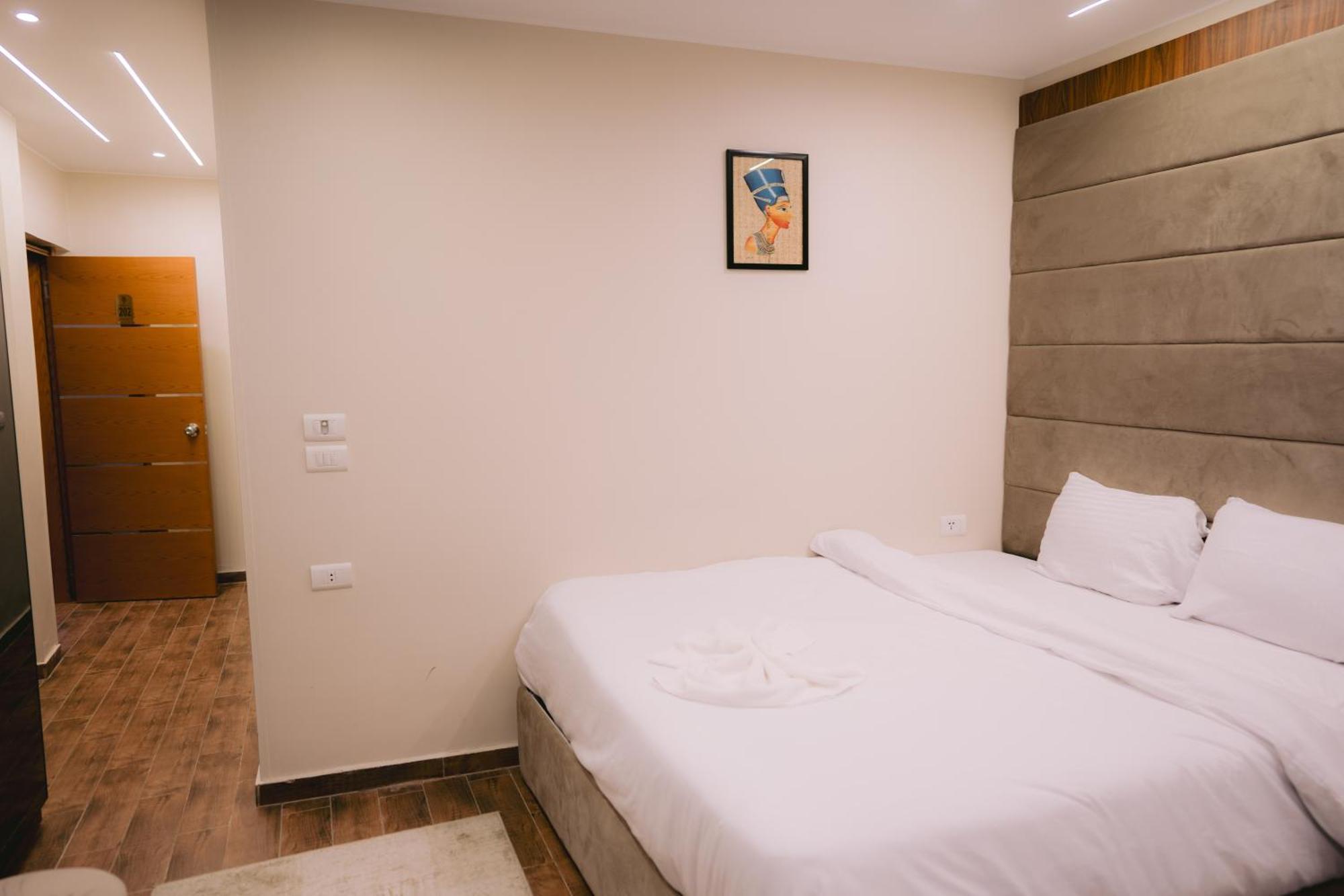 Tuya Pyramids Inn Kafret el-Gabal Eksteriør billede